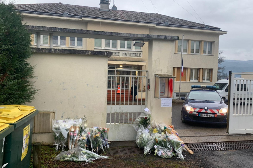Des gerbes de fleurs ont été déposées devant la gendarmerie d'Ambert pour rendre hommage aux trois militaires tués