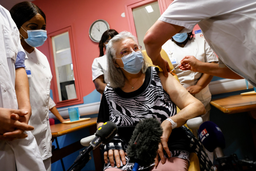 Dimanche 27 décembre, Mauricette, 78 ans, a été la première française à se faire vacciner contre le coronavirus. Pourtant, la classe politique n'a pas réagit.