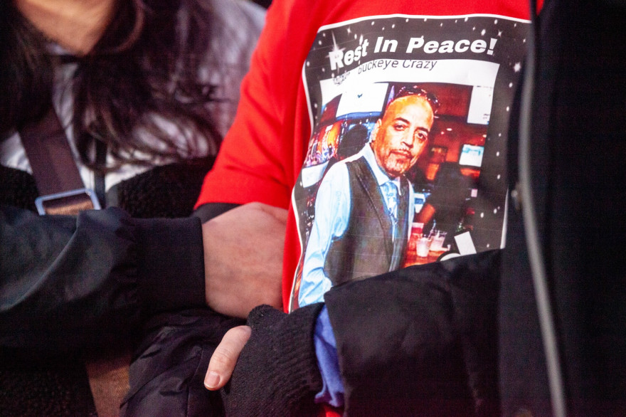 La fille de Hill, Karissa Hill, porte un t-shirt à l'effigie de son père lors d'une conférence de presse et d'une veillée devant le centre de loisirs communautaire de Brentnell à Columbus, Ohio, le 26 décembre 2020.
