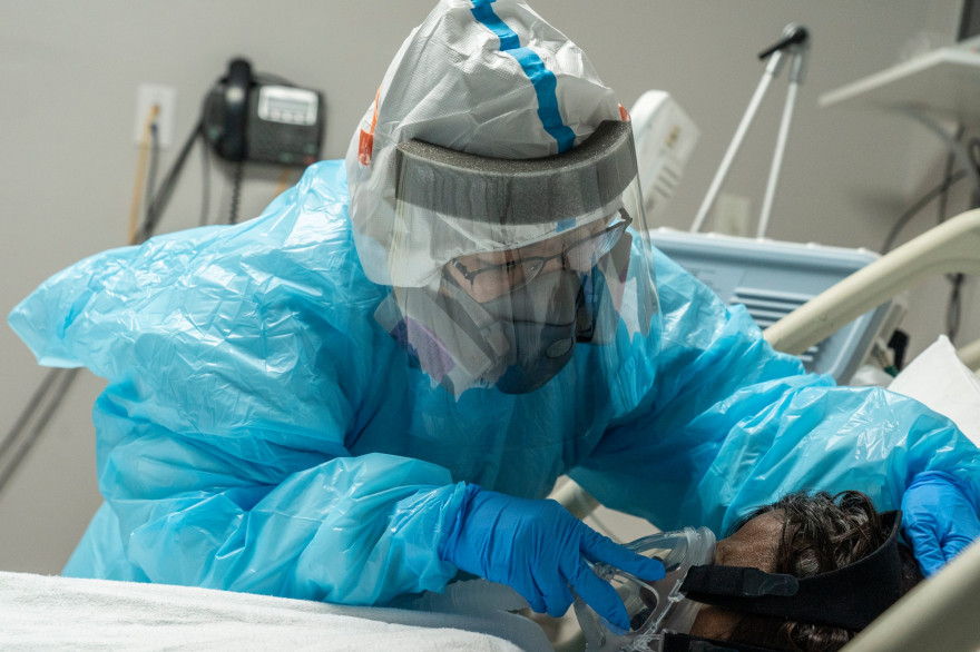Le personnel médical installe un masque à oxygène pour un patient dans l'unité de soins intensifs Covid-19 (USI) au United Memorial Medical Center le 28 décembre 2020 à Houston, Texas.