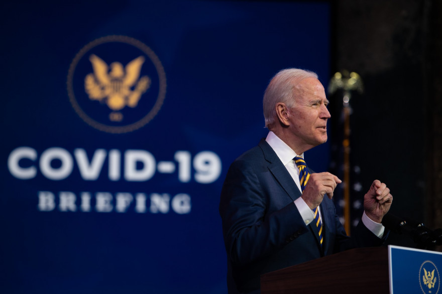 Le président élu Joe Biden prononce une allocution sur la pandémie de coronavirus au Queen Theatre, le 29 décembre 2020 à Wilmington, Delaware.