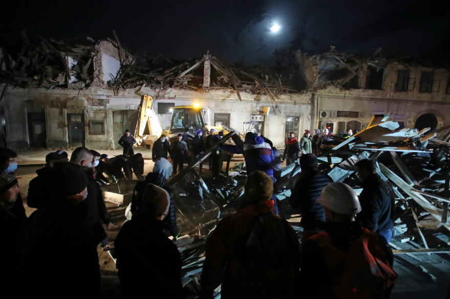 Des bénévoles dégagent les décombres des bâtiments endommagés à Petrinja, à environ 50 km de Zagreb, après que la ville a été frappée par un tremblement de terre de magnitude 6,4 le 29 décembre 2020.