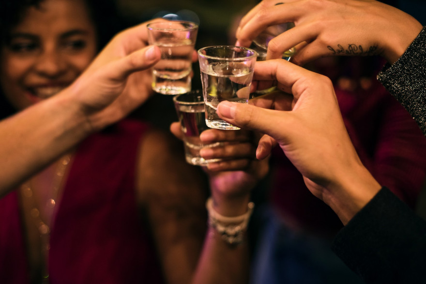 Des amis boivent de l'alcool (illustration)