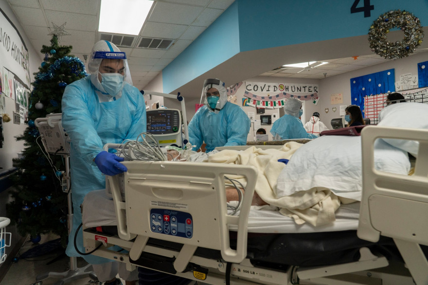 Les membres du personnel médical transportent un patient dans l'unité de soins intensifs Covid-19 (USI) du United Memorial Medical Center le 29 décembre 2020 à Houston, Texas.
