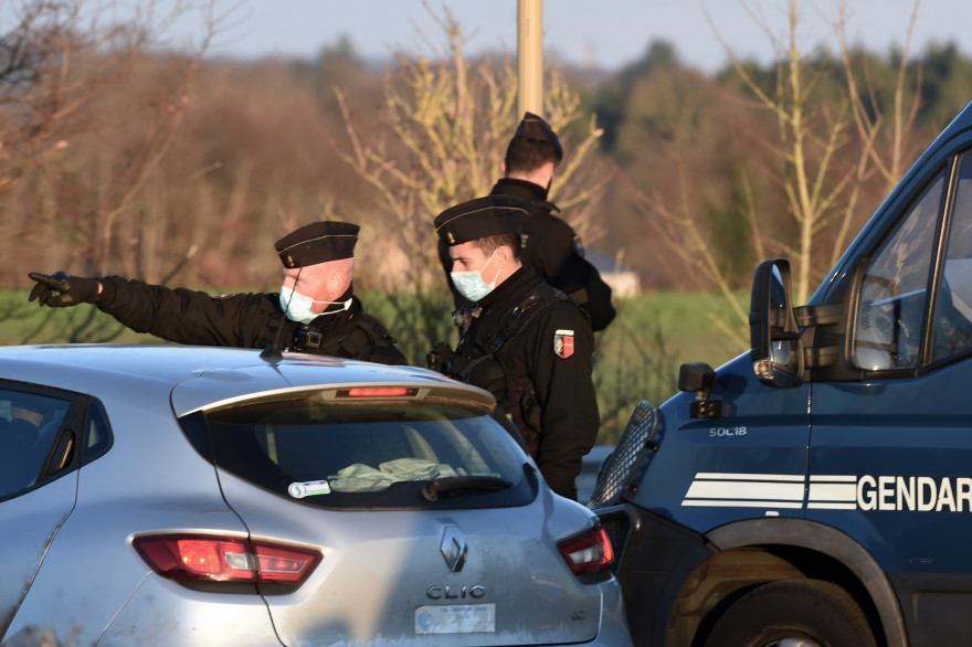 Des gendarmes verbalisent des "teufeurs" à Lieuron, le 2 janvier 2021