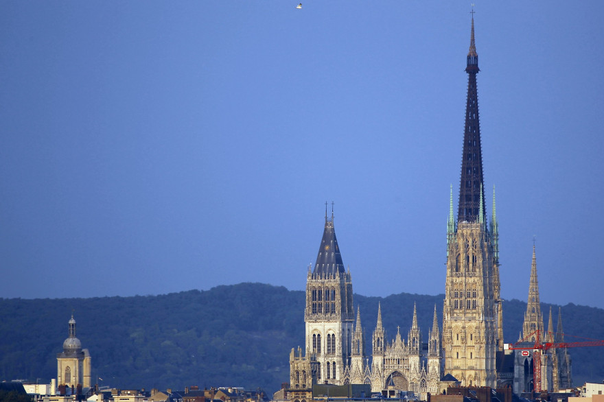 La ville de Rouen en proie à des odeurs nauséabondes (illustration).