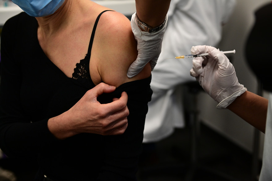Une personne en train de se faire vacciner (illustration).