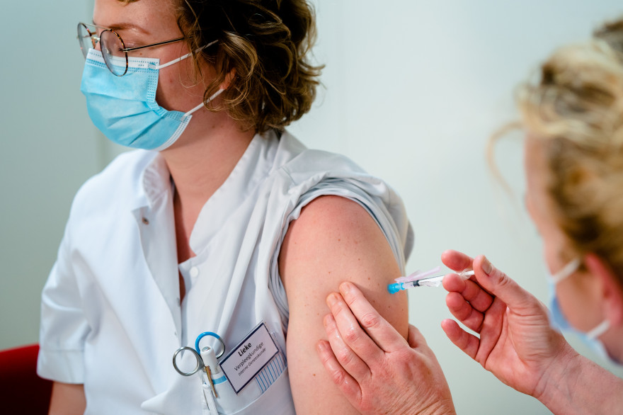 Une employée d'un hôpital néerlandais se fait vacciner (illustration)