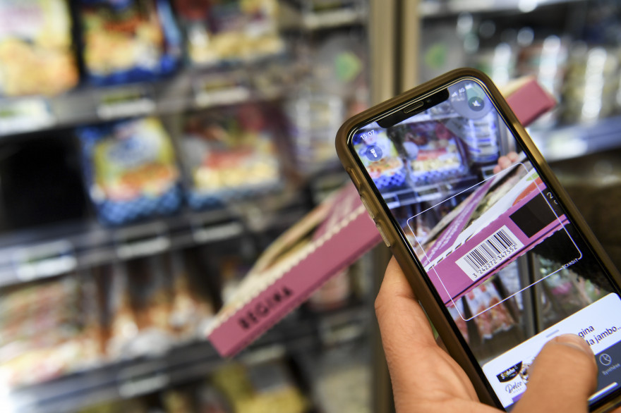 Une personne scanne le code-barres d'un produit alimentaire avec son smartphone (illustration)