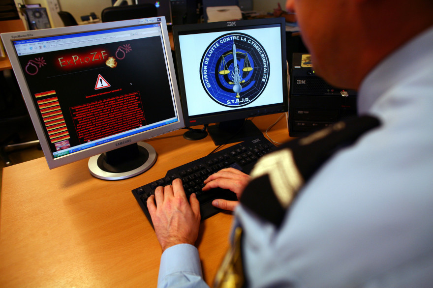 Un gendarme de la Division de lutte contre la cybercriminalité du département de surveillance internet.