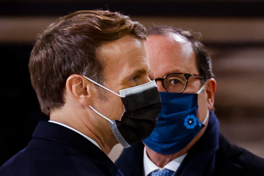 Emmanuel Macron et François Hollande le 11 novembre 2020 au Panthéon