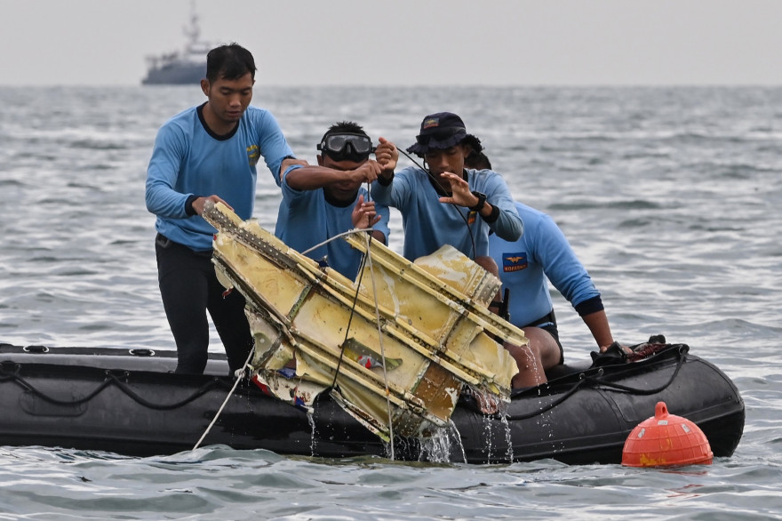 Un débris de l'appareil de la compagnie indonésienne Sriwijaya sorti de l'eau, pendant des opérations de recherches, le 10 janvier 2021