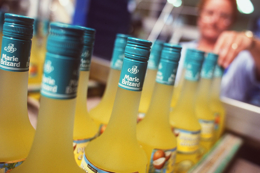 Des bouteilles d'alcool dans l'usine Marie Brizard à Bordeaux.