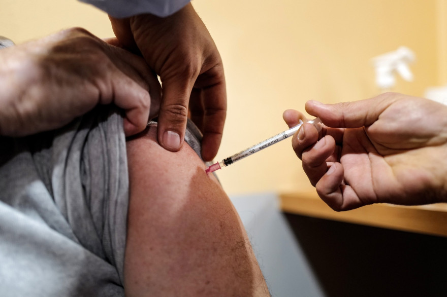 Une personne en train de se faire vacciner contre la Covid-19 (illustration).