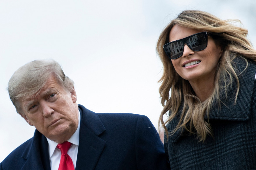 Le président américain Donald Trump et la Première dame Melania Trump quittent Marine One à leur retour à la Maison Blanche, le 31 décembre 2020.