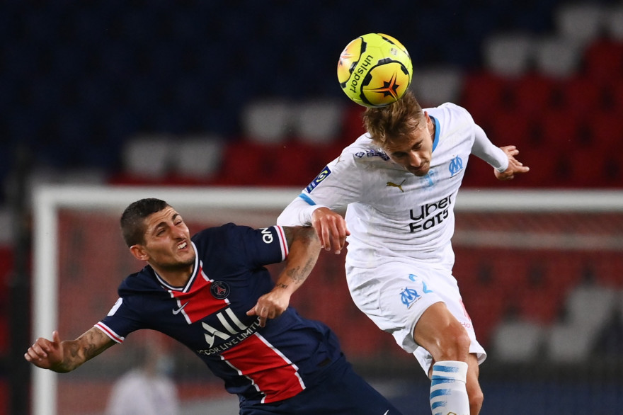 Marco Verratti au duel avec Valentin Rongier le 13 septembre 2020 au Parc des Princes