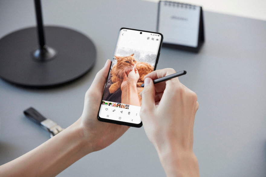 Le Galaxy S21 Ultra est compatible avec le stylet S Pen vendu en option de la gamme Galaxy Note