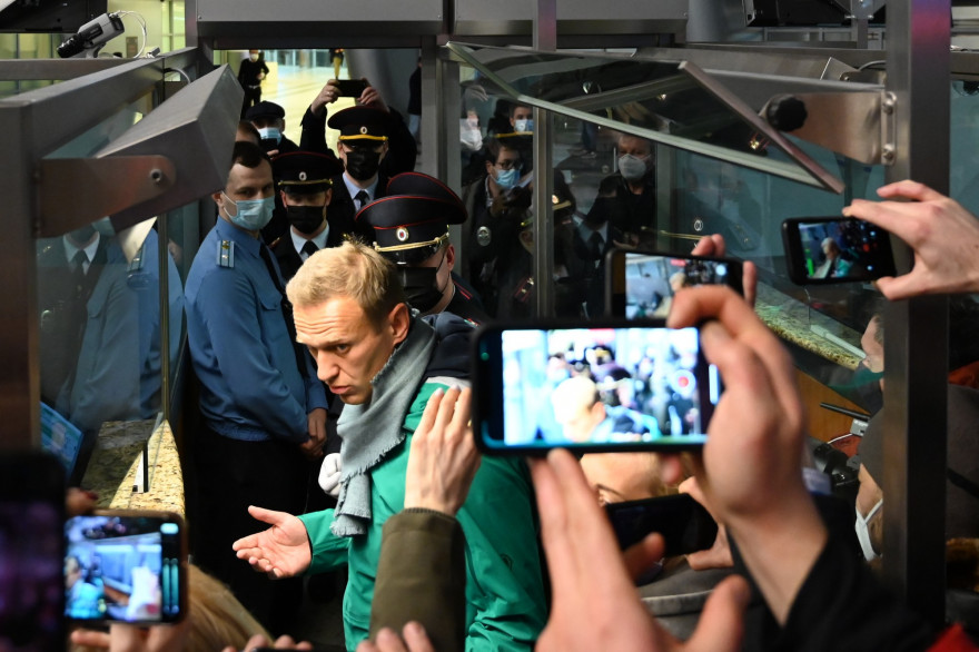 L'opposant politique russe Alexeï Navalny lors de son arrestation par la police à son retour à Moscou, dimanche 17 janvier 2021