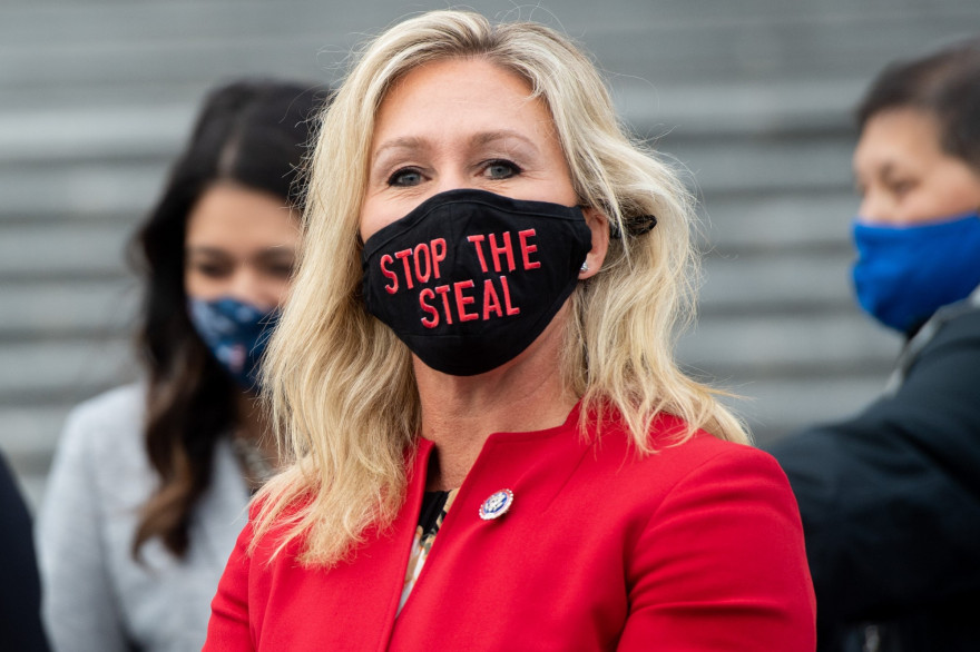 Marjorie Taylor Greene arborant un masque avec l'inscription "stop the steal", slogan des pro-Trump persuadés que l'élection américaine a été truquée.