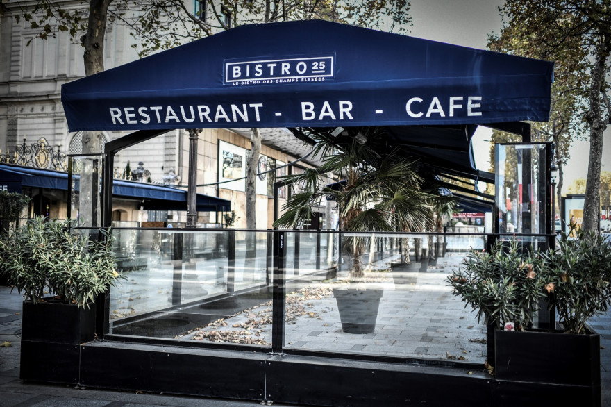La terrasse vide d'un restaurant fermé sur l'avenue des Champs-Elysées à Paris, le 12 novembre 2020.