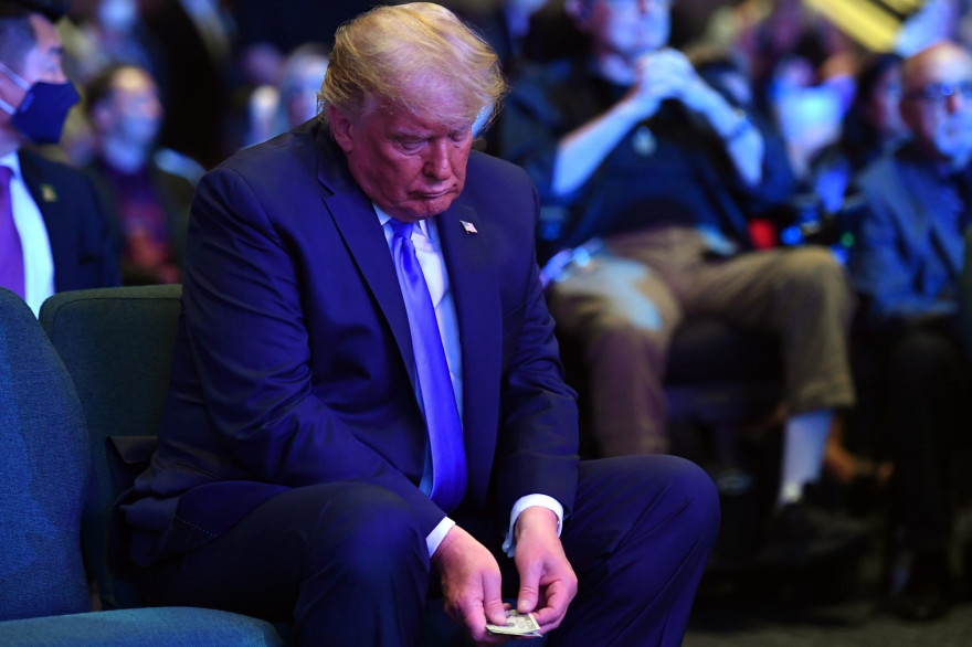 Donald Trump comptant de l'argent, avant une quête à l'église internationale de Las Vegas, le 18 octobre 2020