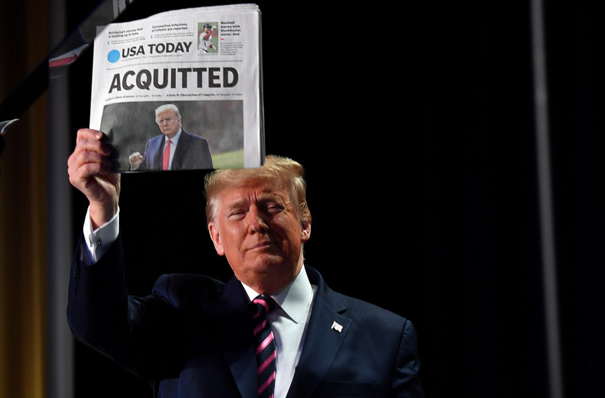 Donald Trump brandissant la Une de USA Today : "Acquitté", le 5 février 2020