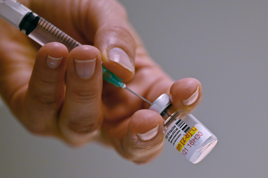 Une dose de vaccin anti Covid-19 à Fougères le 19 janvier 2021