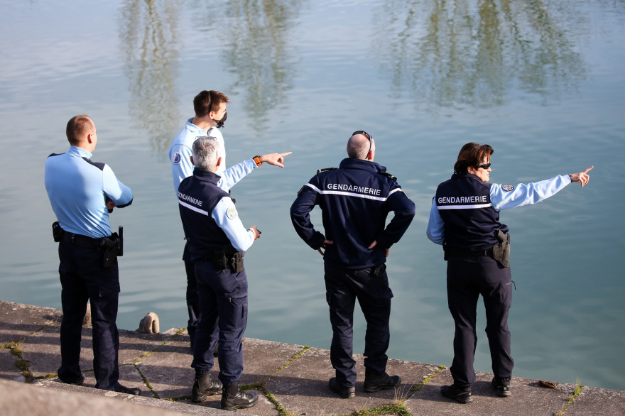 Des gendarmes inspectent "L'Endrevie" à Blaye-les-Mines, le 22 décembre 2020, à la recherche de Delphine Jubillar.