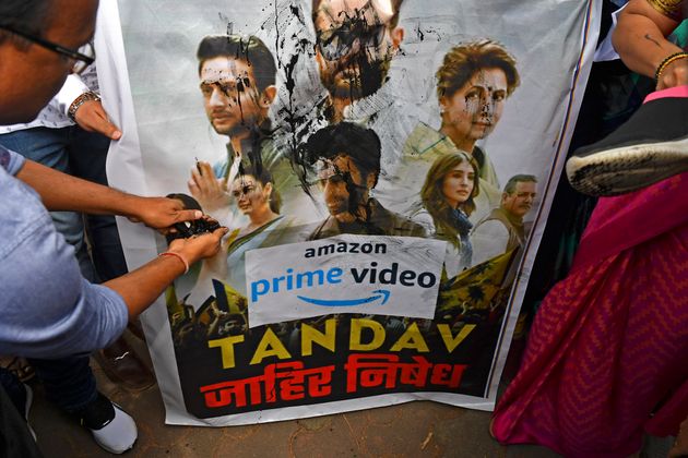 Des partisans indiens du parti au pouvoir versent de l'encre sur un poster de la série "Tandav" le 18 janvier 2021 à Mumbai, en Inde