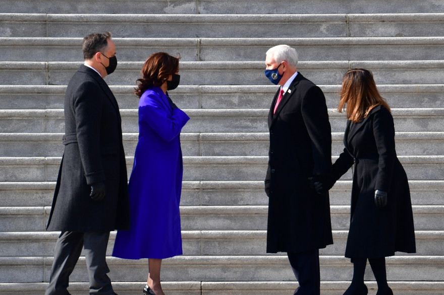 Kamala Harris, Mike Pence et leurs conjoints ont échangé quelques mots et des rires après la cérémonie