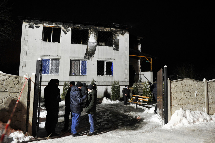 Une maison de retraite a été ravagée par un incendie, à Khrakiv, dans l'est de l'Ukraine, le 21 janvier 2021.