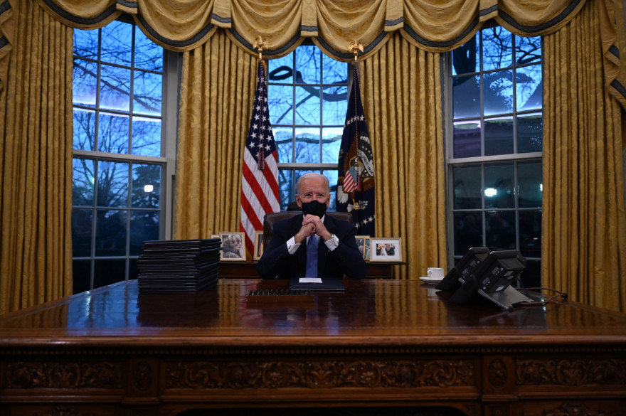 Joe Biden a choisi les mêmes rideaux dorés que Bill Clinton, et a également installé le même tapis bleu foncé au centre du Bureau ovale.