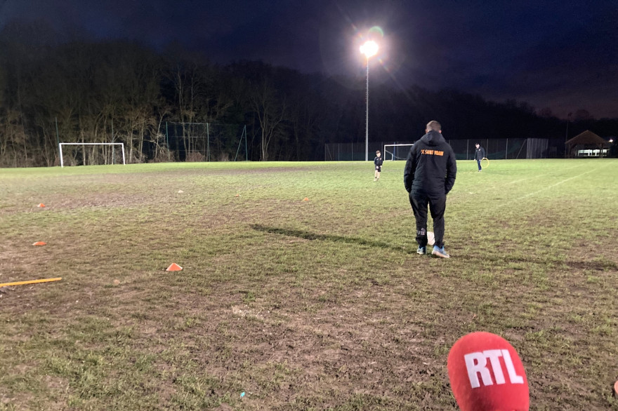 Sur la pelouse du club de foot de Saint-Vrain