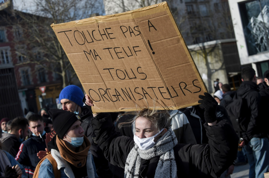 Une manifestante lors d’un rassemblement pour soutenir les organisateurs d'une rave party organisée le soir du Nouvel An, à Rennes le 23 janvier 2021.