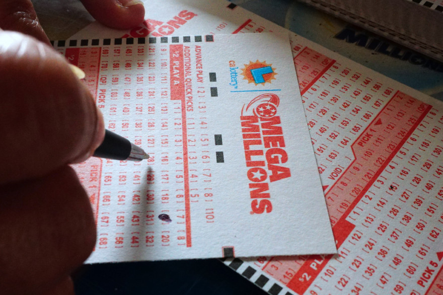 Un joueur remplit une grille de la loterie américaine Mega Millions (illustration)