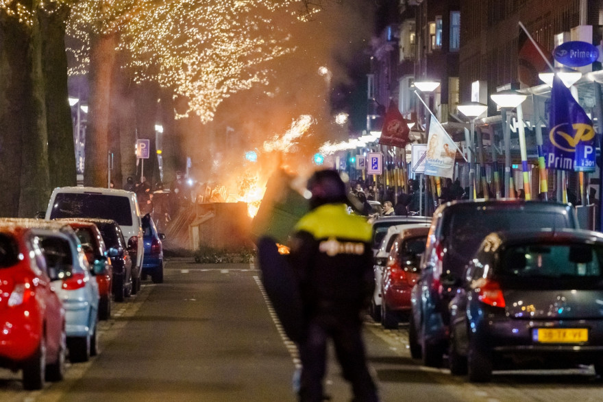 Un groupe de jeunes affronte la police à Rotterdam, le 25 janvier 2021.