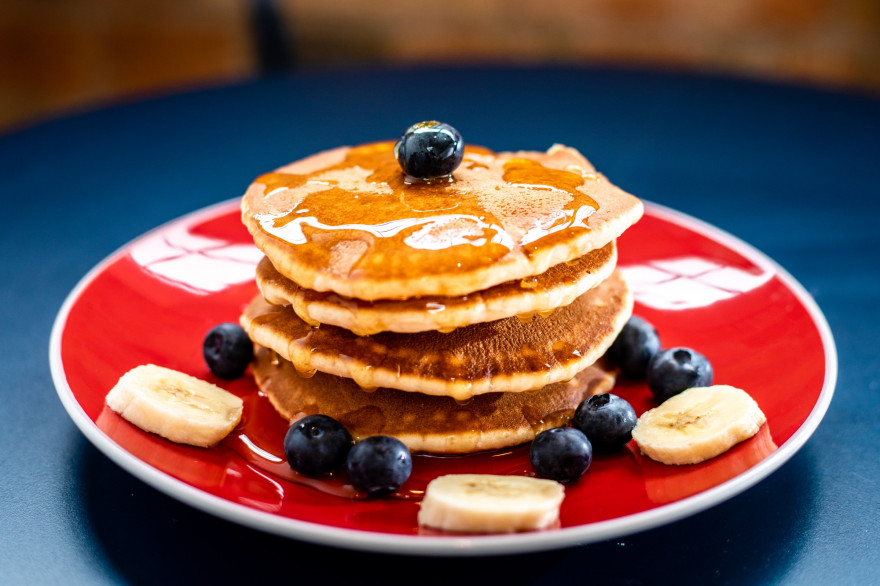 Des pancakes arrosés de sirop d'érable