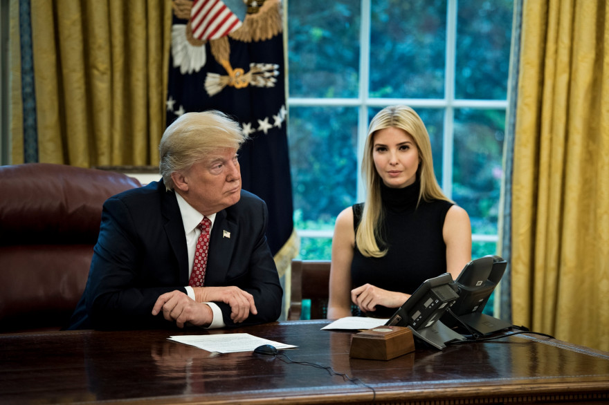 Ivanka Trump, assise aux cotés de son père Donald Trump, dans le Bureau ovale, le 24 avril 2017