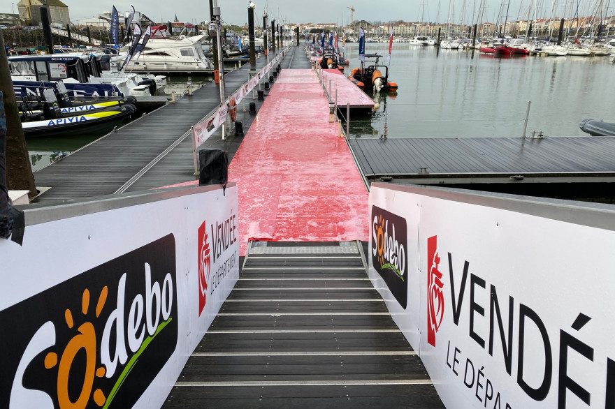 Tapis rouge sur le ponton d'honneur du Vendée Globe
