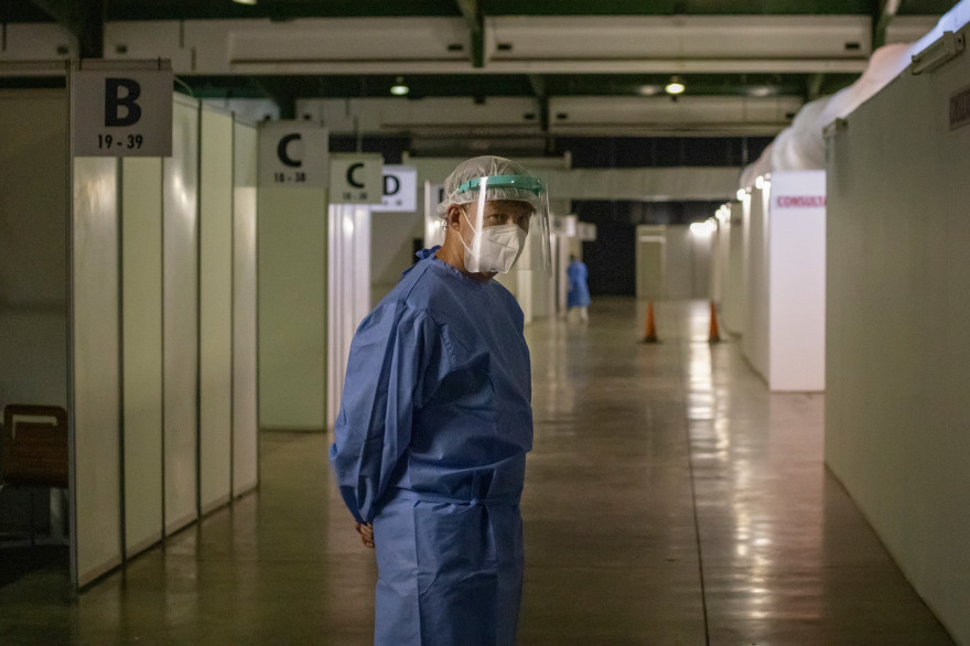 Un soignant à l'hôpital de campagne Nasrec de Soweto à Johannesburg en Afrique du Sud, le 25 janvier 2021.