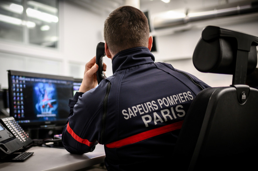 Un pompier dans un centre d’appels à Paris, le 24 janvier 2019.