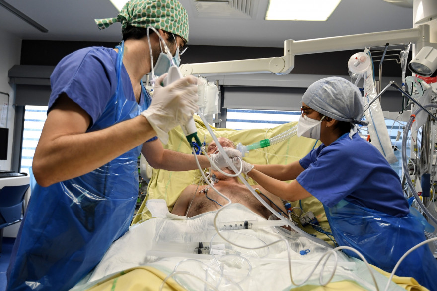 Les soignants prennent en charge un patient infecté par le coronavirus à l'hôpital Tenon à Paris, le 26 janvier 2021.
