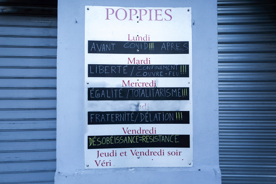 Un panneau sur la devanture du Poppies, le restaurant niçois ouvert malgré les restrictions le 27 janvier 2021.