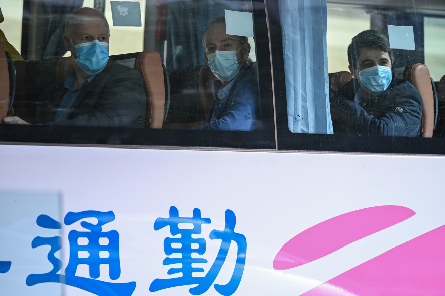 Des experts de l'équipe de l'OMS dans un autocar à Wuhan