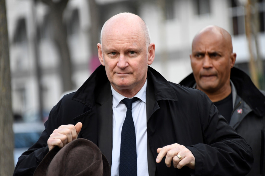 Christophe Girard arrive pour assister aux obsèques de la réalisatrice Français agnès Varda, le 2 avril 2019 au cimetière Montparnasse à Paris.