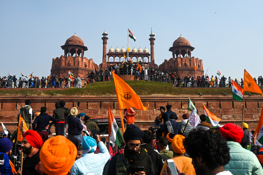 Des manifestants se tenant sur les remparts du Fort Rouge, à New Delhi, le 26 janvier 2021.