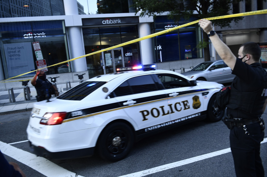 Activité policière à l’entrée de Pennsylvania Avenue près de la Maison Blanche peu après que des gardes des services secrets ont tiré sur une personne apparemment armée, devant la Maison Blanche le 10 août 2020.