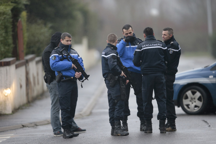 Les forces de l'ordre contrôlent les véhicules à l'entrée de la zone industrielle.