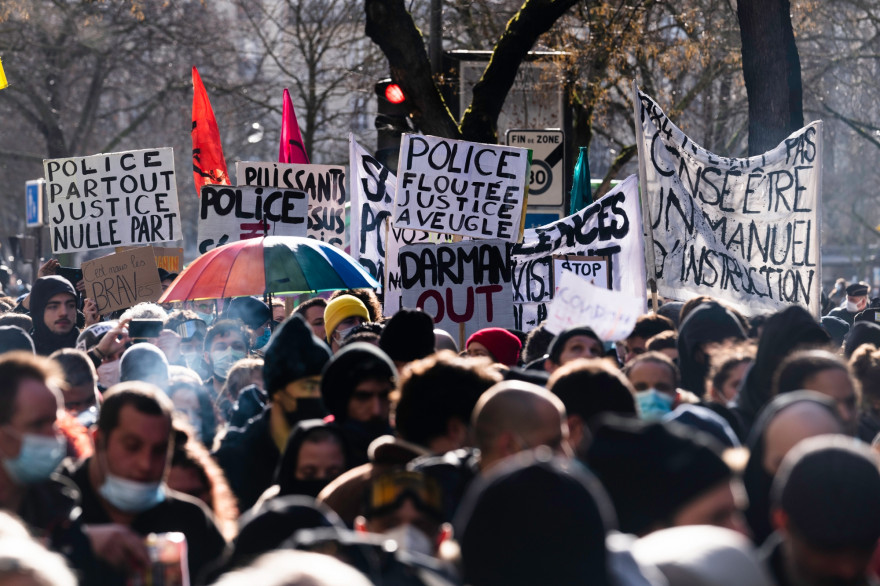 Des manifestants contre la loi "Sécurité globale", à Paris, le 30 janvier 2021