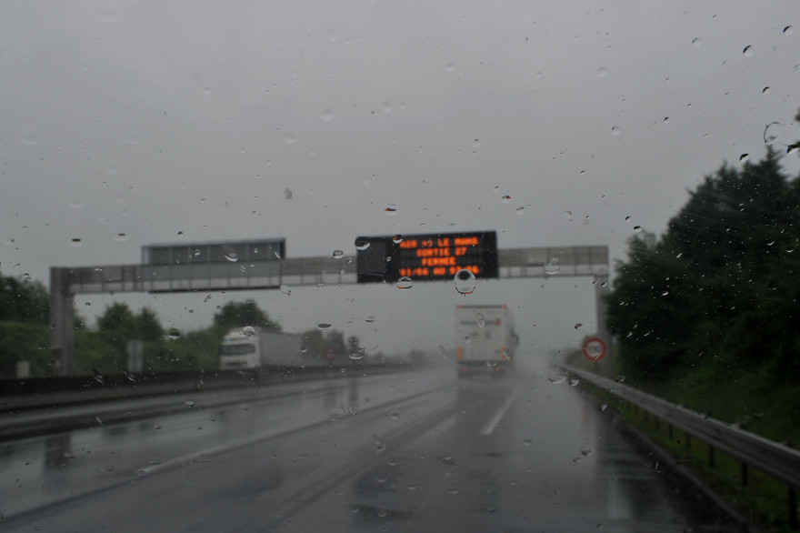 Une autoroute sous la pluie (Illustration)